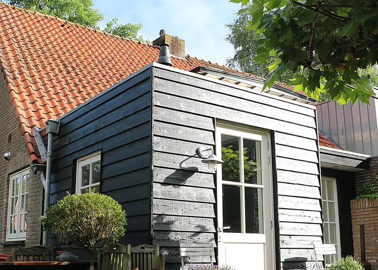 Aanbouw met gevelbekleding in Apeldoorn