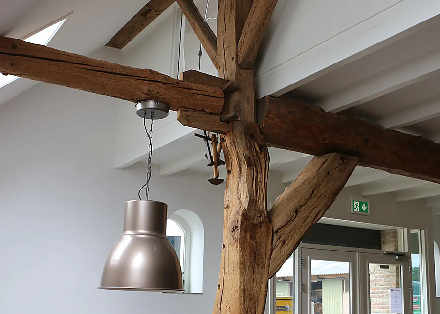 Interieur met eiken spanten in Nunspeet